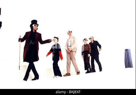 CHARLIE UND DIE SCHOKOLADENFABRIK (2005) JOHNNY DEPP, JORDANIEN BRATEN, ADAM GODLEY, FREDDIE HIGHMORE, DAVID KELLY CCFA 002-021 Stockfoto
