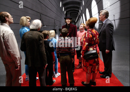 CHARLIE UND DIE SCHOKOLADENFABRIK (2005) ADAM GODLEY, MISSI PYLE, DAVID KELLY, JORDAN FRY, ANNASOPHIA ROBB, FREDDIE HIGHMORE, Stockfoto