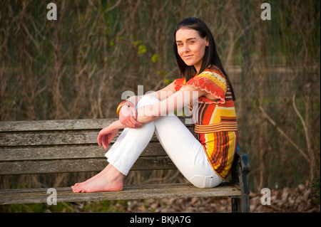 schlanke Größe 0 Modell sitzen auf Bank Modell vollständig veröffentlicht Stockfoto