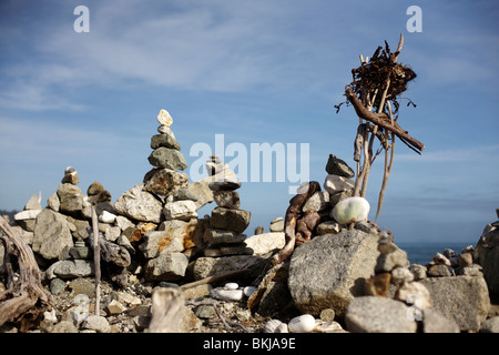 Stone Cairns links am Strand in der Nähe von Greymouth an der Westküste Neuseeland Südinsel Stockfoto