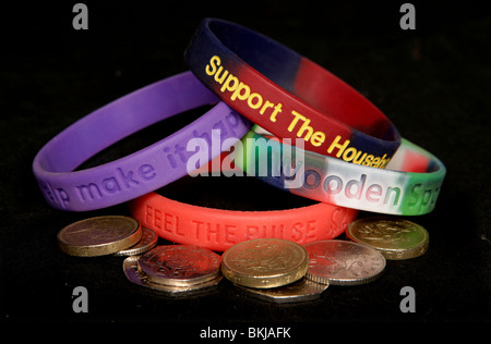 Verschiedenen Charity-Armbänder mit Geld Studio Ausschnitt Stockfoto