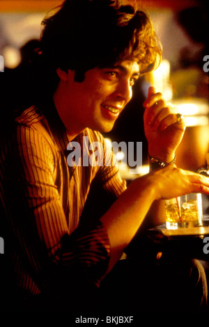 ÜBERGEPÄCK (1997) BENICIO DEL TORO EXSS 059 Stockfoto