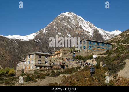 Wanderer zu Fuß auf den Berg zu verfolgen, Ghusang, in der Nähe von Manang, Annapurna Circuit, Nepal Stockfoto