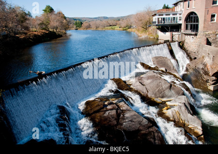 Quechee Dorf, Ottauquechee Fluss Wasserfall, Restaurant, in der Nähe, Woodstock, Vermont, New England USA Stockfoto