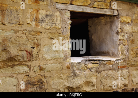 In rustikalem Stein Kuh Fenster - Schuppen oder Stall. Midlands, KwaZulu Natal, Südafrika. Stockfoto