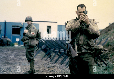 TOM HANKS O/S "SAVING PRIVATE RYAN (1998)" MIT GIOVANNI RIBISI THKS 014 Stockfoto