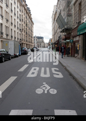 Eine Busspur auf der Ile de France in Paris, Frankreich. Stockfoto