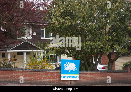 Konservative Partei Plakat an einer privaten Wand vor einem Haus in einem Vorort von Leicestershire. Stockfoto
