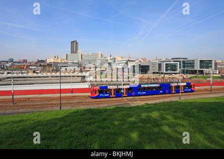 Supertram und Blick über die Stadt von Sheffield von Park Hill, Sheffield, South Yorkshire, England, UK. Stockfoto