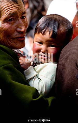 Vater und Sohn in Tagong China Stockfoto