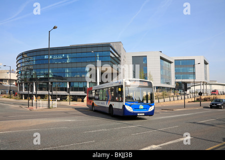 Ein Bus fährt vor der digitalen Campus Sheffield, Sheffield, South Yorkshire, England, UK. Stockfoto