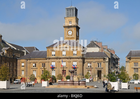 Das Tourismus-Informationsbüro mit Fahnen in Place Ducale Charleville-Mezieres Ardennen Frankreich Stockfoto