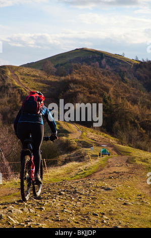 Mountainbiker auf die Malvern Hills. Der Grat bildet die Grafschaft Grenze zwischen Herefordshire und Worcestershire Stockfoto