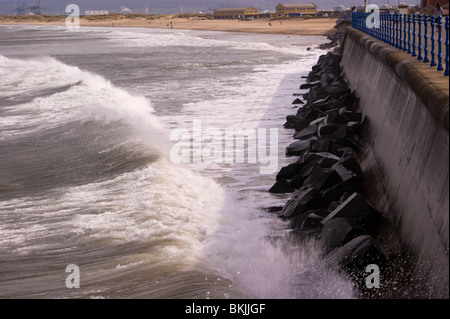 Rauhe See in Seaton Carew STRAND HARTLEPOOL MIT WELLEN UND SCHAUM INS ROLLEN UND KRACHEN AUF DEN STRAND Stockfoto