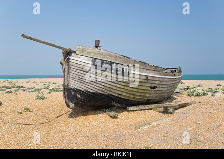 verlassene zerstörten Fischerboot und Motoren auf den Kiesstrand in Dungeness Kent UK Stockfoto