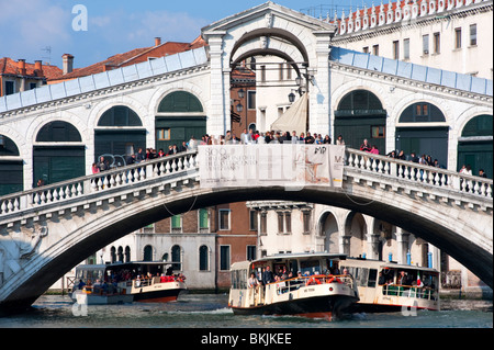 Vaporetti oder öffentlichen Rundfahrtboote vorbei unterhalb der berühmten Rialto-Brücke in Venedig Italien Stockfoto