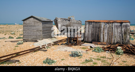 verlassene zerstörten Fischerboot und Motoren auf den Kiesstrand in Dungeness Kent UK Stockfoto