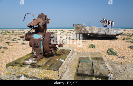 verlassene zerstörten Fischerboot und Motoren auf den Kiesstrand in Dungeness Kent UK Stockfoto