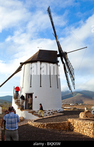 Touristen genießen die restaurierte Windmühle im Dorf Tiscamanita, auf der Kanarischen Insel Fuerteventura Stockfoto