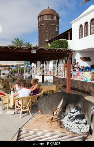 Eine Grillmahlzeit an der Harbourfront, Castillo Playa in Caleta de Fuste auf der Kanarischen Insel Fuerteventura Stockfoto