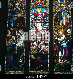 England, Kent, Tenterden, Kirche, Glasfenster St. Mildred Darstellung Geschichten von Jesus Stockfoto