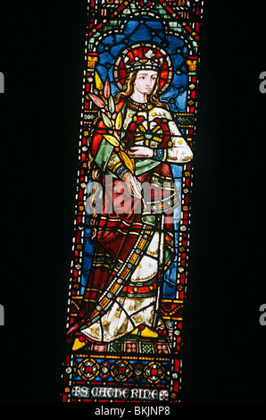 England, London, Allerheiligen, Buntglas Kirchenfenster Darstellung der Heiligen Katharina von Alexandrien Stockfoto