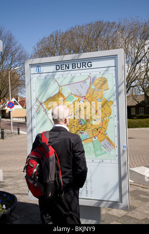 Mann, Blick auf die Karte, Den Burg, Texel, Niederlande, Stockfoto