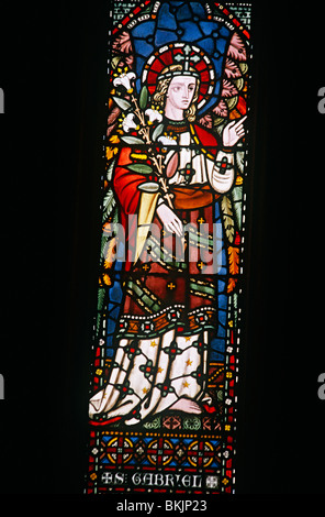 England, London, Allerheiligen, Buntglas Kirchenfenster Darstellung Saint Gabriel Stockfoto