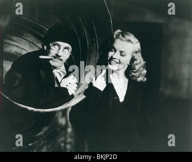 LIEBE GLÜCKLICH (1949) GROUCHO MARX, MARILYN MONROE LHAP 002P Stockfoto