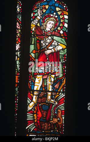 England, London, Allerheiligen, Buntglas Kirchenfenster Darstellung Saint Michael Drachen tötet Stockfoto