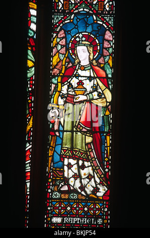 England, London, Allerheiligen, Buntglas Kirchenfenster Darstellung Saint Raphael Stockfoto