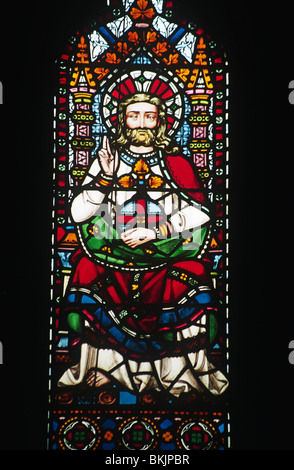 England, London, Allerheiligen, Buntglas Kirchenfenster Darstellung Jesus Christ in der Majestät Stockfoto