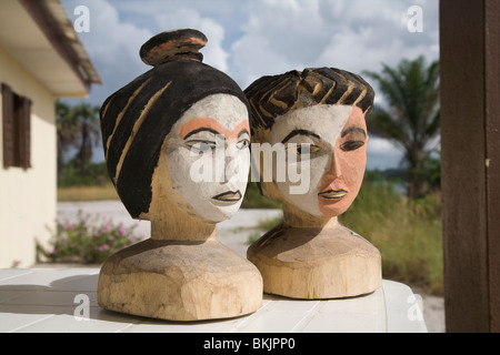 Traditionell geschnitzte Figuren in Sette Cama in Gabun Westafrika Stockfoto