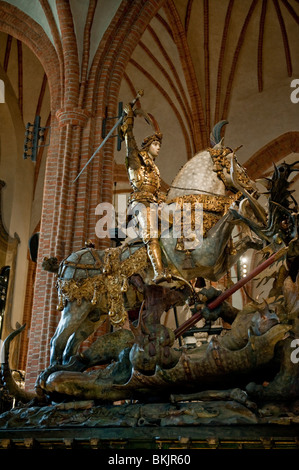 Neu renovierte hölzerne Skulptur Saint Göran George und der Drache in der Storkyrkan-Kirche in Stockholm Stockfoto