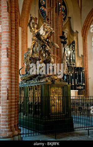 Neu renovierte hölzerne Skulptur Saint Göran George und der Drache in der Storkyrkan-Kirche in Stockholm Stockfoto