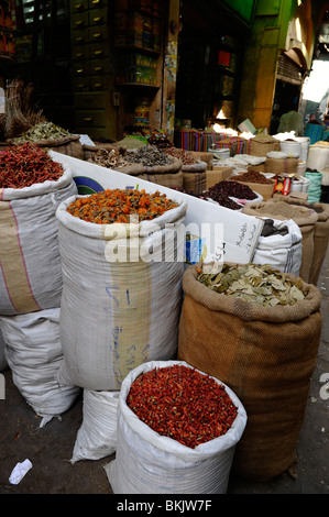 seltsame und bunten ägyptischen Gewürze und Kräuter, Spice Bazaar (Sharia al-Muizz Street), Khan el-Khalili Basar, islamische Kairo, Ägypten Stockfoto