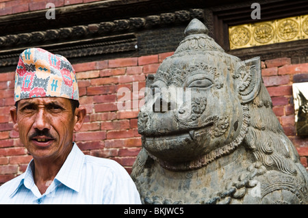 Ein Nepali Mann, mit einem traditionellen Mütze in der alten Stadt Bhaktapur. Stockfoto