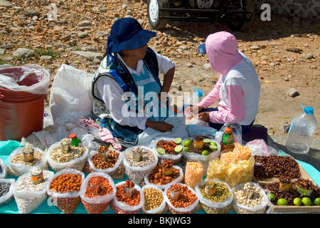 Straßenhändler verkaufen mexikanische Snacks in der Stadt Cholula, Puebla, Mexiko. Stockfoto