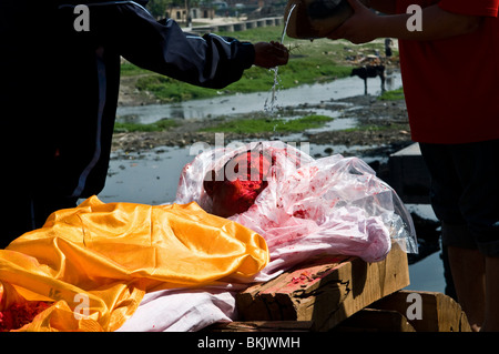 Feuerbestattung-Zeremonie im Pahupatinath-Tempel, Kathmandu. Stockfoto