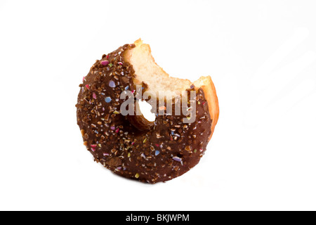 Schokolade überdachten Donut mit einem Biss über weißen herausgenommen Stockfoto