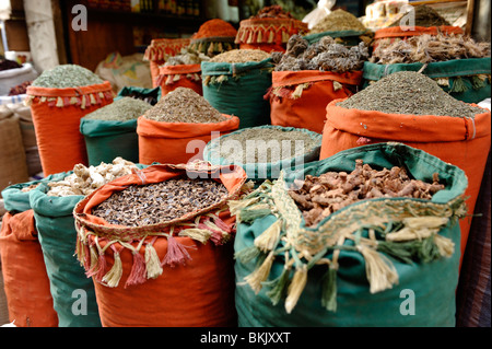 seltsame und bunten ägyptischen Gewürze und Kräuter, Spice Bazaar (Sharia al-Muizz Street), Khan el-Khalili Basar, islamische Kairo, Ägypten Stockfoto