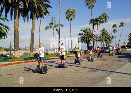 Besucher genießen eine einzigartige Möglichkeit, Rundgang durch Newport Beach, Kalifornien, USA, auf einem Segway, das weltweit erste selbstbalancierende Personentransport. Stockfoto