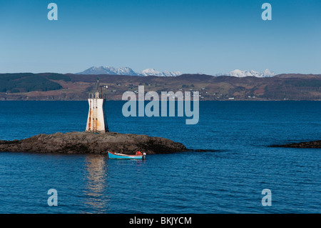 Blick von der Caledonian MacBrayne Fähre, wie es den kleinen Leuchtturm außerhalb Malliag Hafen geht. Stockfoto