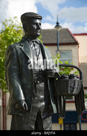 Statue eines Markt-Händlers, "Uncle John" Pieman (John Harrison), Ashton unter Lyne Tameside, Greater Manchester, England, UK Stockfoto