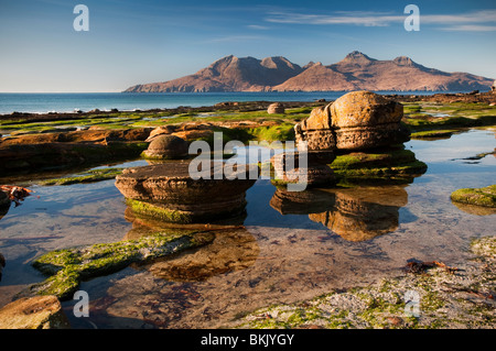 Die Insel von Rum aus der Bucht von Laig Vulkanstrand, Cleadale, Eigg. Stockfoto