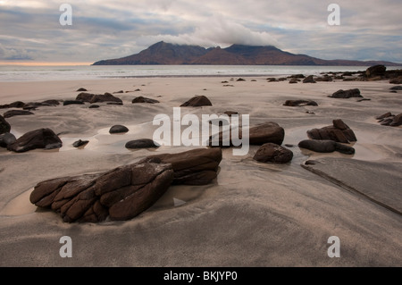 Die Insel von Rum aus der Bucht von Laig Vulkanstrand, Cleadale, Eigg. Stockfoto