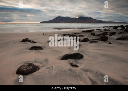 Die Insel von Rum aus der Bucht von Laig Vulkanstrand, Cleadale, Eigg. Stockfoto