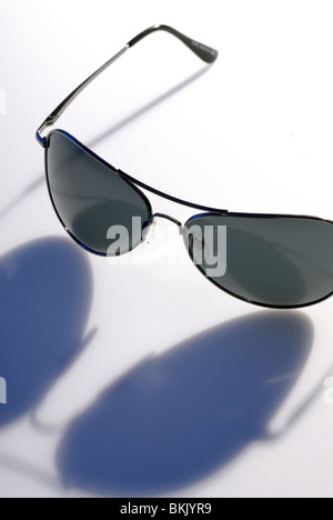 Ray-Ban Aviator Sonnenbrillen isoliert im studio Stockfoto