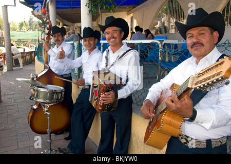 Mariachi-Band entlang der Grachten Xochimilco in Mexico City, Mexiko durchführen. Stockfoto