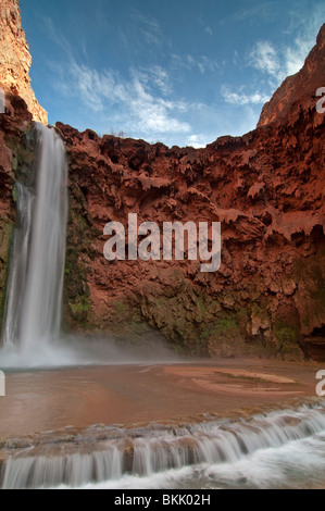 Travertin fließt in Mooney fällt in der Havasupai Stockfoto